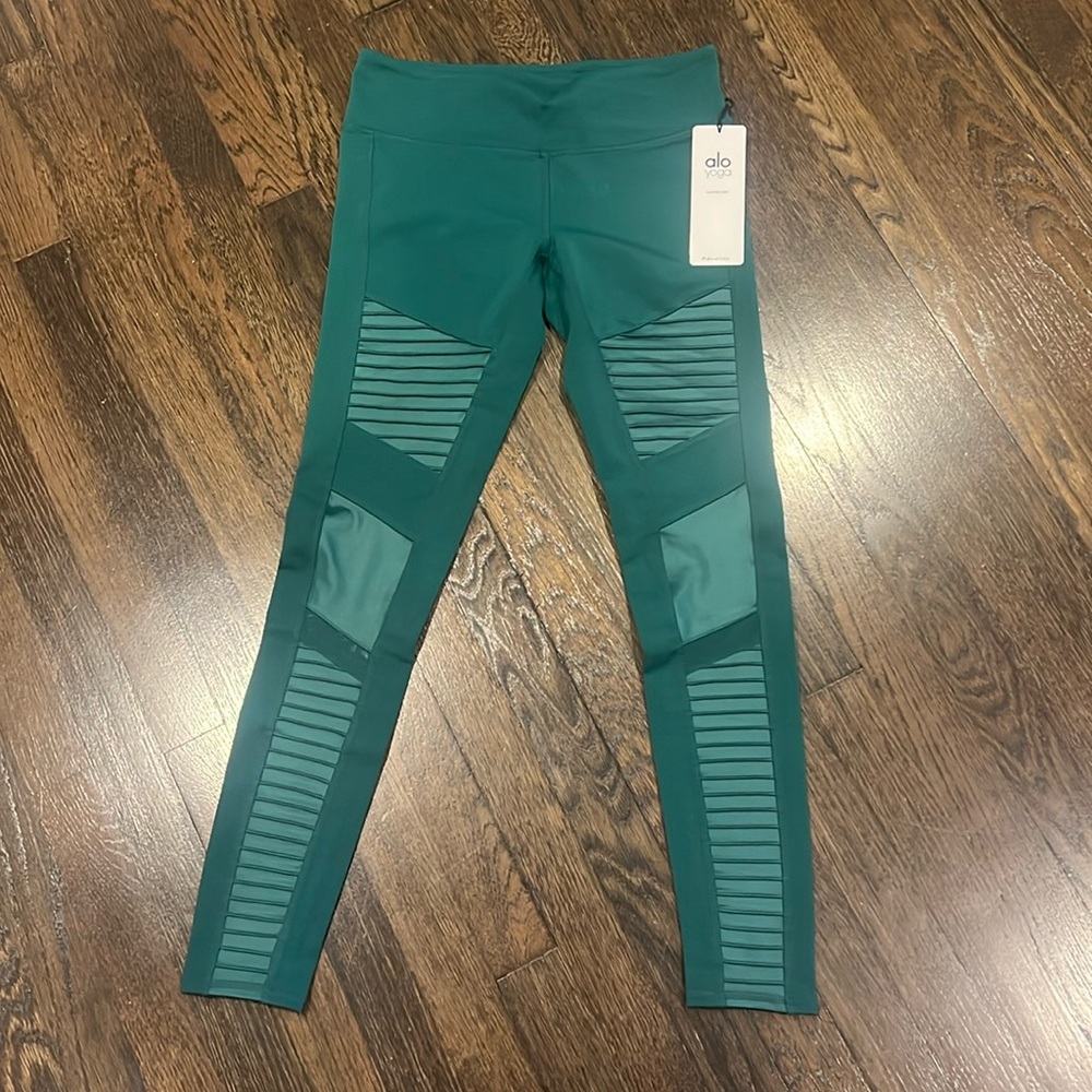 Hunter green alo yoga pants never worn
